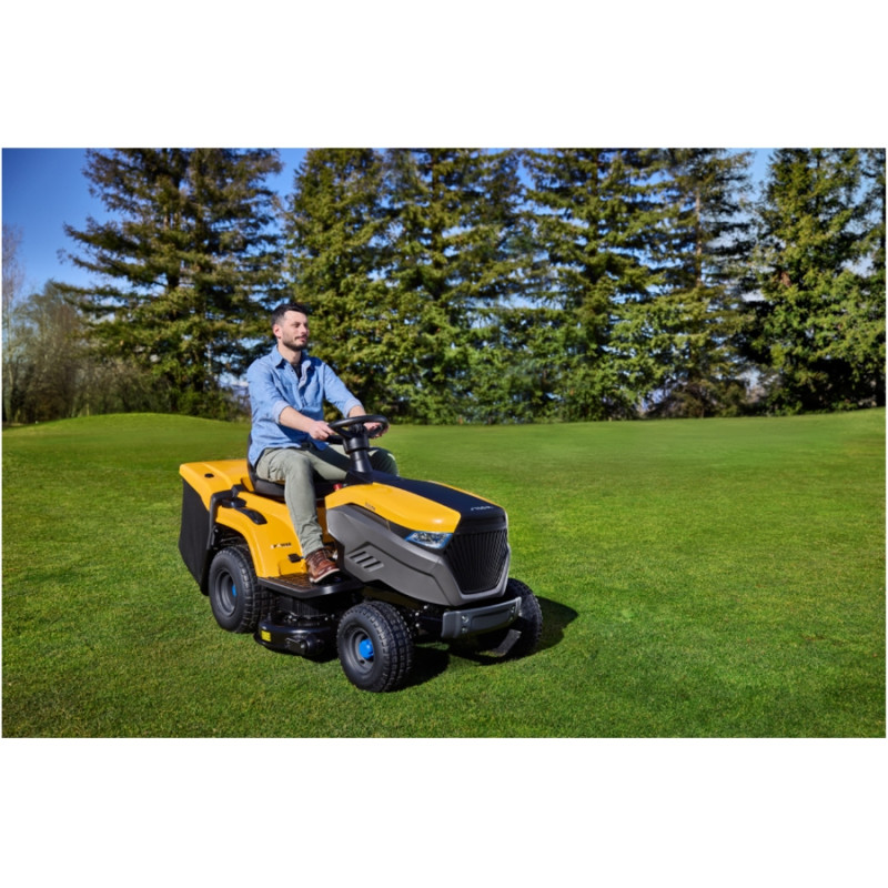 Stiga Estate 798 E 48V 3.0kW 98cm 240lt ?kg 64Ah+Şarj Cihazı Dahil Akülü Çim Biçme Traktörü Stiga Estate 798 E 48V 3.0kW 98cm 240lt ?kg 64Ah+Şarj Cihazı Dahil Akülü Çim Biçme Traktörü